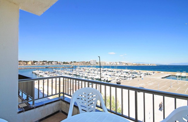 Meritxell: Front line apartment with marina view