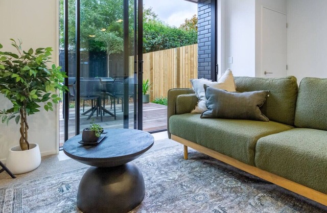 Merivale Gem: 2BR Townhouse Oasis
