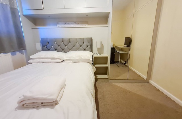 Merluc Private Guest Rooms with shared bathroom