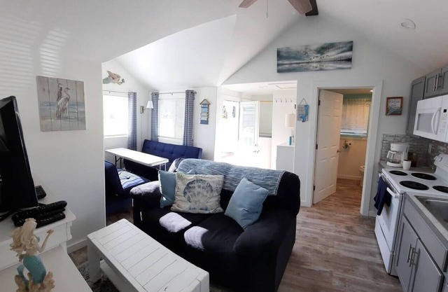 "Mermaid Cottage" 1-bedroom beach cottage