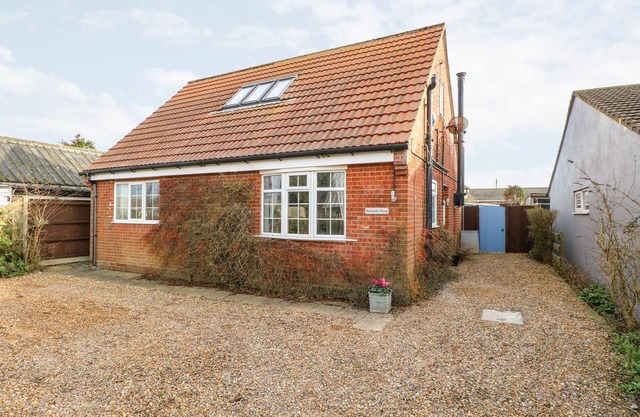 MERMAID'S PURSE, pet friendly, with open fire in Eccles-On-Sea