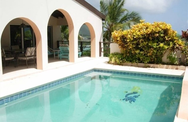 Mermaid Villa: Ocean Breezes, a pool and a white sandy beach!