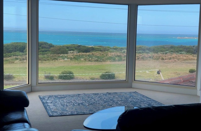Merri Beach House - Opposite Beach with spectacular ocean views in Warrnambool