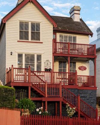 Mersey River Cottage (cir 1888) Central location with Amazing Ocean and Habour Views.