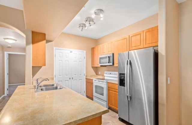 Mesa 3 Bedroom Condo with Balcony and Pool Access