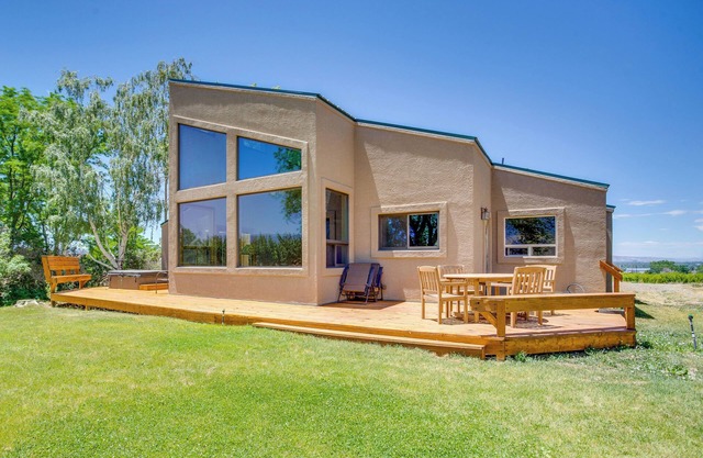 'Mesa View House' w/Hot Tub: Walk to Winery!