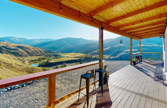 Methow River Ranch home with river access & beautiful deck - dog-friendly