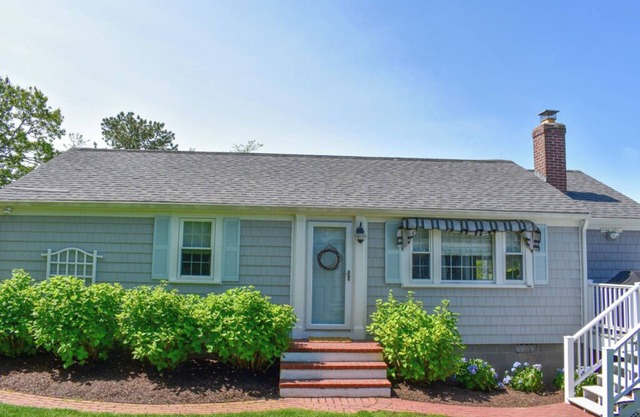 Meticulous 2 bedroom home walk to beach!