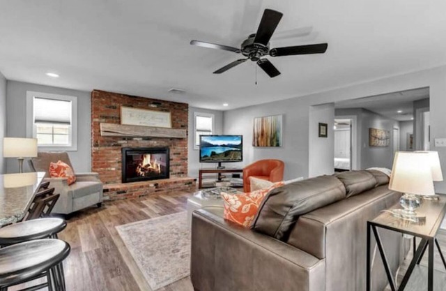 Meticulous Main St. Ranch 2 Bedroom Luxury Apt. Rear Unit