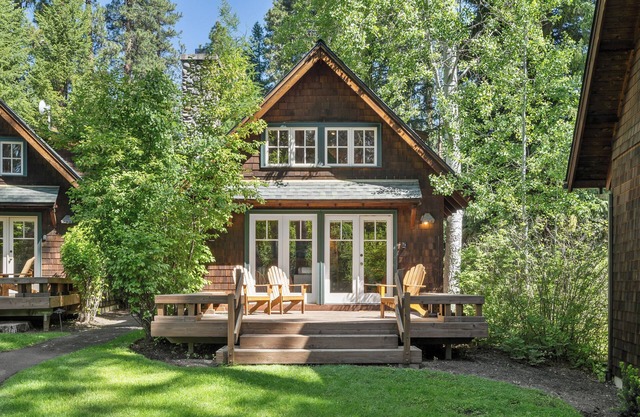 Metolius River Resort Cabin 2 Luxurious cabin on the Metolius River w/fireplace