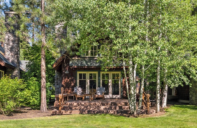 Metolius River Resort Cabin 6 Luxurious cabin on the Metolius River w/fireplace