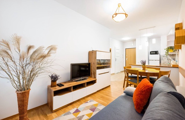 Metro Bemowo Colourful Apartment