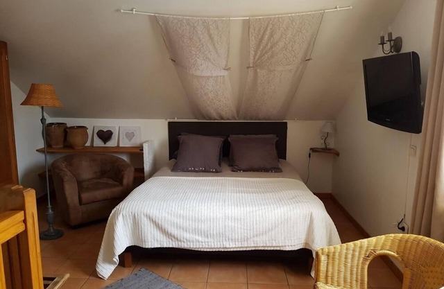 Meublé N°1 - La Mansarde-Duplex-Ensuite with Shower-Apartment-Garden view