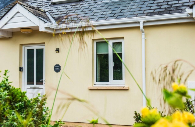 Mews Cottage close to beaches, sleeps up to 6 people