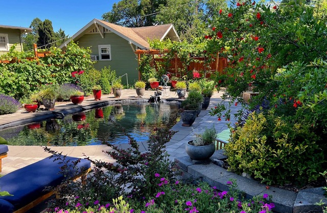 Mexico Apartment at Wood Hamlet. Lovely gardens. 10 minute walk to town.