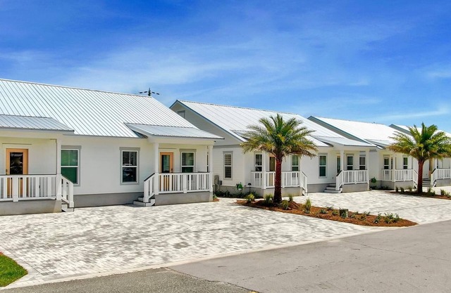 Mexico Beach Cottage - Steps from the Beach!