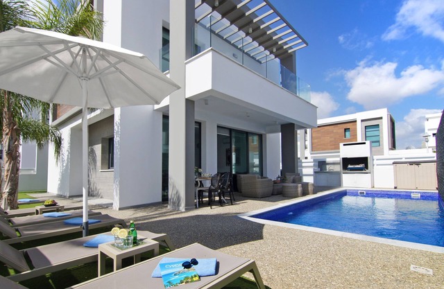 MEY - Exceptional 3Bed Villa 50meters to Pernera Golden Beach