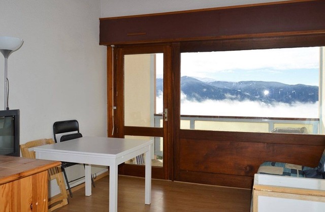 Mezzanine studio with balcony and parking, south-facing, close to slopes, 4 pers
