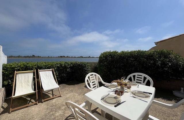 Mezzanine studio with terrace, 4 beds, near shops and beach, private parking