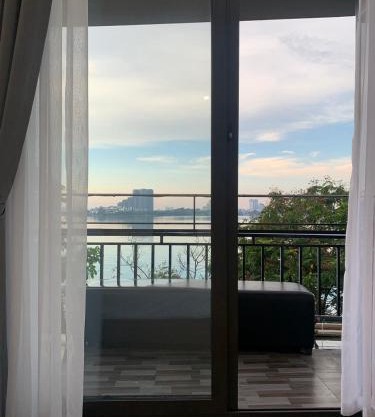 Mhouse lake view 1