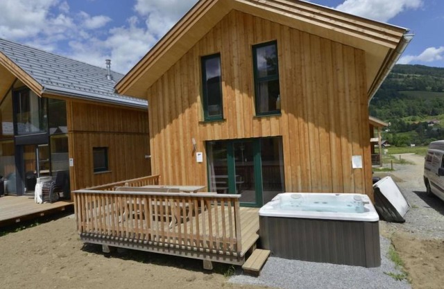 mit 4 SZ,Sauna o.IR-Sauna+Sprudelbad by Interhome