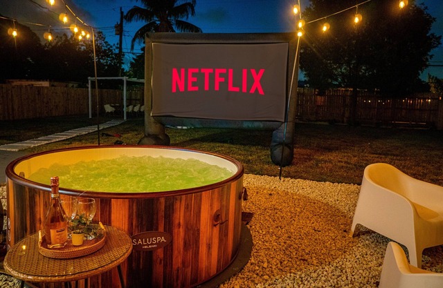 Miami Chic! Backyard Oasis, Outdoor Movie, Jacuzzi