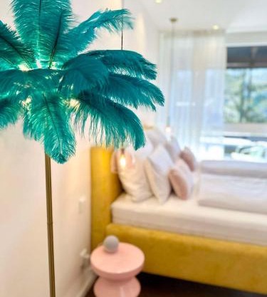 Miami Vice Appartement mit Balkon & Flussblick-Das Alpenzeit im Zentrum mit Parkplatz