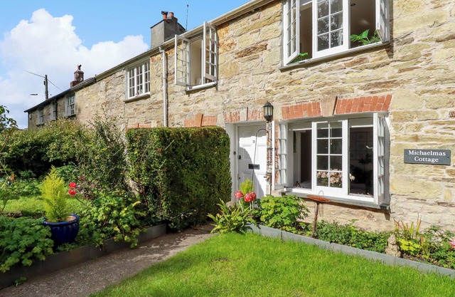MICHAELMAS COTTAGE, pet friendly, character holiday cottage in Truro