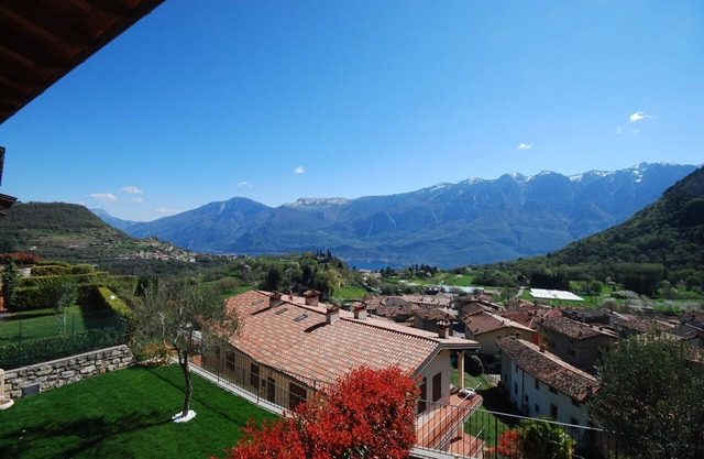 Michela 2 - Theater Home, with lake view