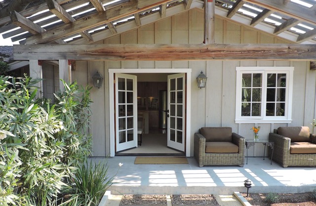 Mid Carmel Valley Guest Cottage with Private Driveway - Extended Stay