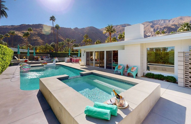 Mid-Century Alexander stunner with saltwater pool & spa - walk downtown