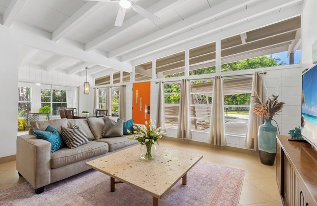 Mid-Century Bungalow By Arlington Park in South Gate, Central to Siesta and Lido
