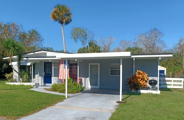 Mid Century Charm! KSC,Port Canaveral,Cocoa and Bio-Lume Kayak,Pet Friendly!