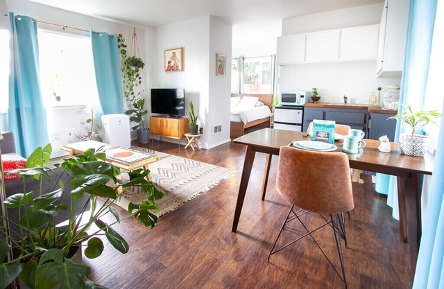 Mid-Century Cottage - Private Entry- Firepit - Outdoor Seating