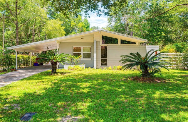 Mid-Century Gainesville Getaway: 3 Mi to UF Campus