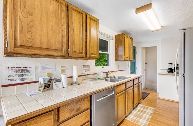 Mid-century house with bay view, central AC & washer/dryer - walk to downtown