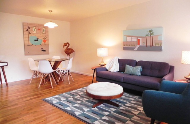 Mid-Century Mod 2-Bdrm Apartment/2 Miles to UO/Near Restaurants & Shops
