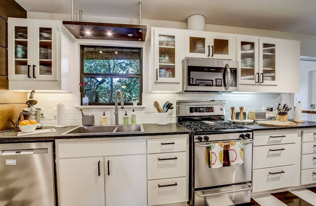 Mid-century modern gem in South Congress with library & cedar hot tub