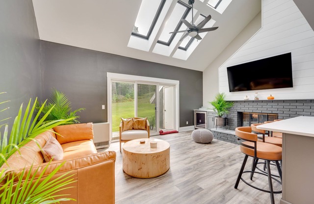 Mid-Century Tenney Mountain Condo Near Hiking