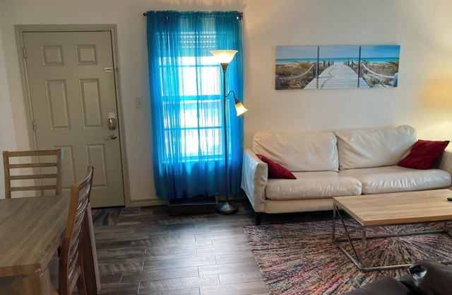 Mid-Island Cool & Cozy Condo with "Keyless" Entry & Free WiFi