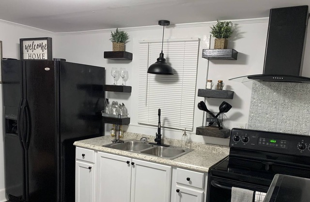 Mid-Term Rental - Best Value, Entire Home only 4 mikes from Atrium Health