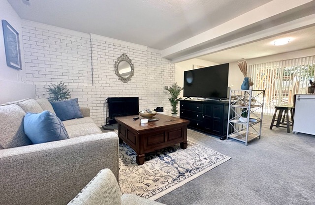 Midcentury 3BR Home, Minutes to Washington Square!
