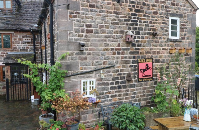 MIDDLE COTTAGE, romantic, character holiday cottage in Endon