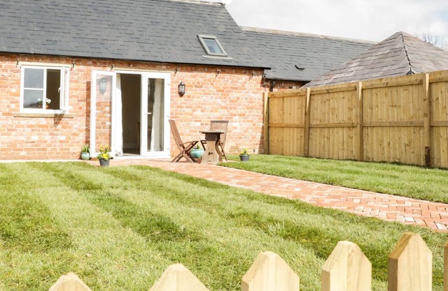 MIDDLE COTTAGE, pet friendly, character holiday cottage in Westbury