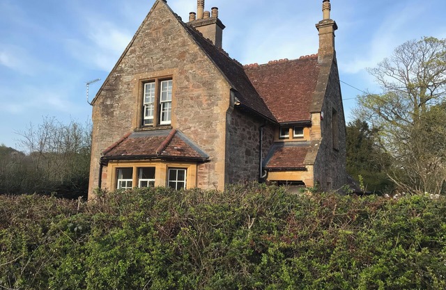 MIDDLE LODGE, pet friendly, character holiday cottage in Taunton