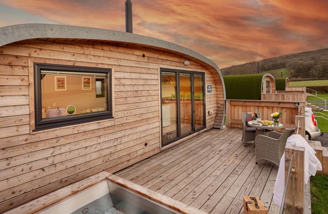 MIDDLE LONGLANDS, with hot tub in Cartmel