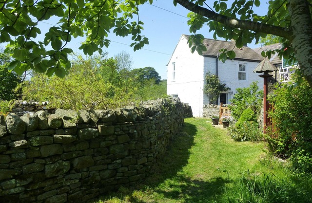 MIDDLEHOPE COTTAGE, pet friendly, with open fire in St John's Chapel