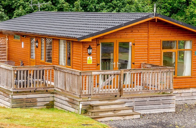 MIDDLESEX LODGE, pet friendly, character holiday cottage in Kiplin