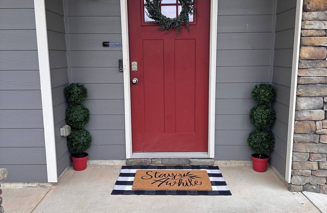 Midland Manor, your home away from home! PS5, 86in tv, pool table, BBQ & more!