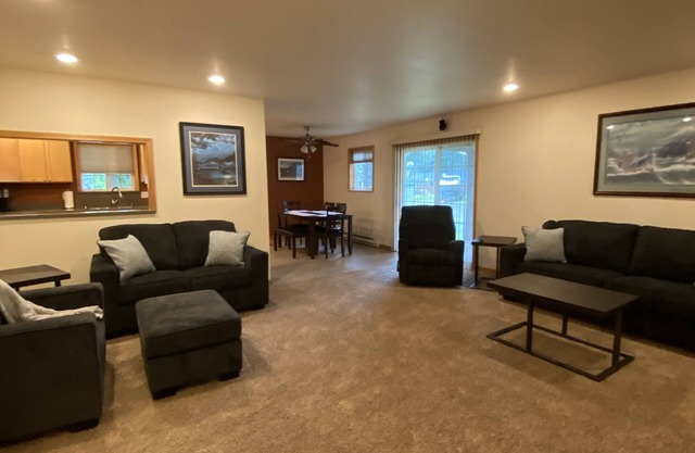 Midtown Hideaway-Spacious comfortable home w/firepit.